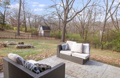 Independence Casa | Unique 4BR Into The Woods - Fire Pit