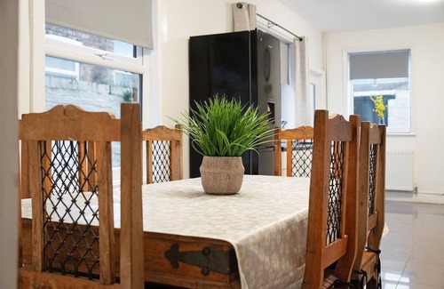 Redcar Casa | Unique 5BR in Queen street