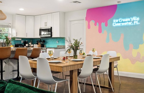 Largo Casa | Unique 6 BR Ice Cream Villa, Heated Pool, 15mins to Clearwater Beach, Pickleball