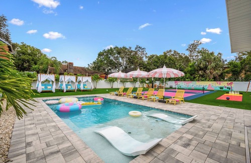 Largo Casa | Unique 6 BR Ice Cream Villa, Heated Pool, 15mins to Clearwater Beach, Pickleball