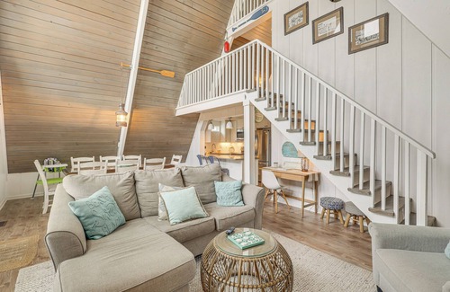Ocean Isle Beach Casa | Unique A-Frame Beach House: 'The Beacon at OIB'