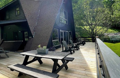 Vilas Casa | Unique A-Frame Cabin near Boone! Sleeps 6, Hot Tub, large deck