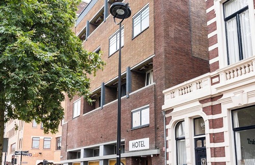 Centrum Apartamento | Apartamento único con cocina privada y baño, inspirado en el arte de Bart van der Leck.