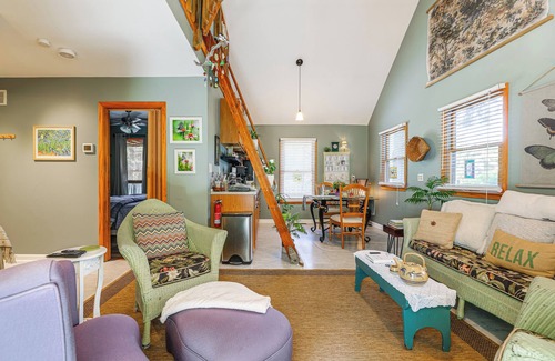 Lewes Apartamento | Unique & Artistic Retreat Near Rehoboth Beach!