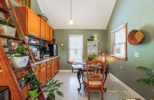 Lewes Apartamento | Unique & Artistic Retreat Near Rehoboth Beach!