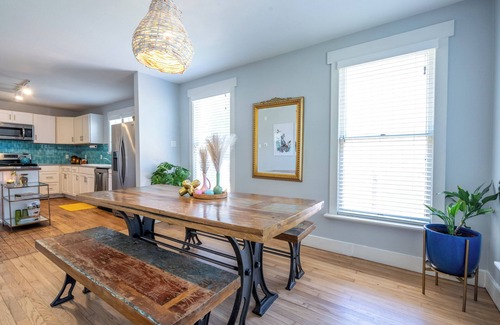 Dawson Casa | Unique, Artsy Bungalow, Walk to South Congress. Pet Friendly!