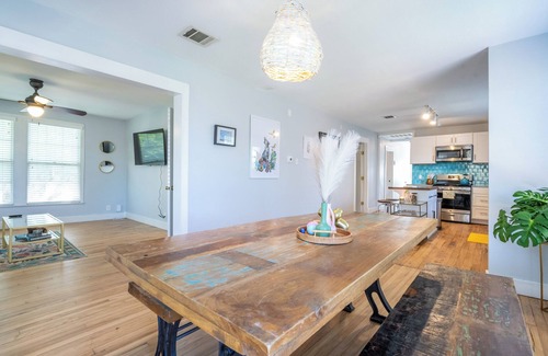 Dawson Casa | Unique, Artsy Bungalow, Walk to South Congress. Pet Friendly!