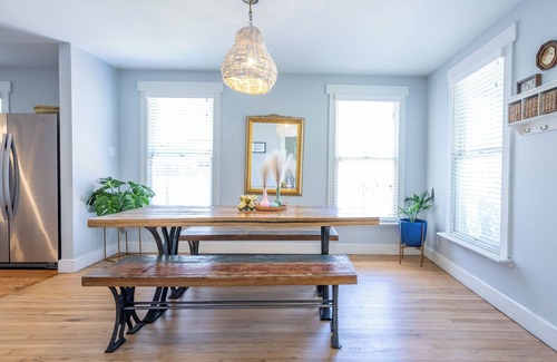 Dawson Casa | Unique, Artsy Bungalow, Walk to South Congress. Pet Friendly!