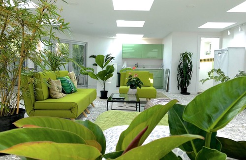 Nuuanu - Punchbowl Casa | Unique Atrium Tropical Loft con tragaluces / Lanai grande