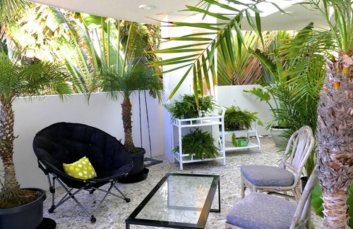 Nuuanu - Punchbowl Casa | Unique Atrium Tropical Loft con tragaluces / Lanai grande