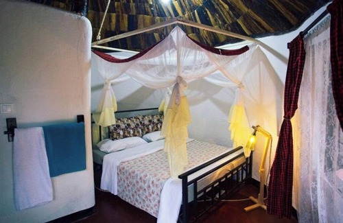 Arusha Cama Y Desayuno | Unique B&B hut in our Eco-Garden Homestay near Kilimanjaro International Airport