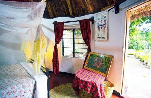 Arusha Cama Y Desayuno | Unique B&B hut in our Eco-Garden Homestay near Kilimanjaro International Airport