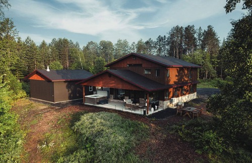 Mauricie Chalet De Esquí | Unique Chalet en Bord de L'eau de 5 Chambres, Spa, Salle de Jeux, et +