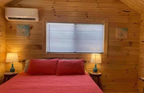 Holly Ridge Casa | Unique Cabin Near Surf City with Loft and Parking