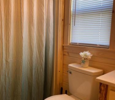 Holly Ridge Casa | Unique Cabin Near Surf City with Loft and Parking