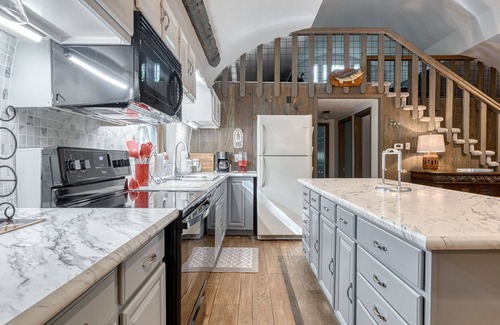 Radford Cabina | Unique Cabin - near VT, Radford U, Pete Dye Golf Course, New River, Claytor Lake