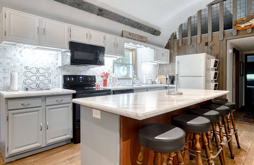 Radford Cabina | Unique Cabin - near VT, Radford U, Pete Dye Golf Course, New River, Claytor Lake