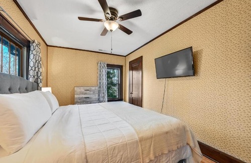 Leicester Casa | Unique Cabin With Hot Tub Close to Town