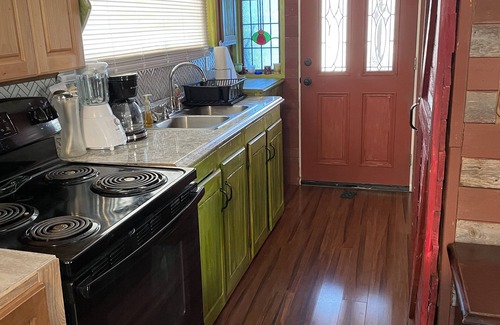 Pipe Creek Cabina | Unique colorful cabin with 360° Hill Country Views!