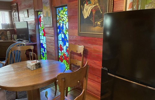 Pipe Creek Cabina | Unique colorful cabin with 360° Hill Country Views!