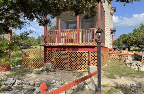 Pipe Creek Cabina | Unique colorful cabin with 360° Hill Country Views!