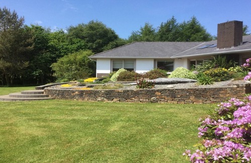 Clonbur Casa | Confortable casa única con vistas al lago, montañas y bosques