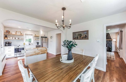 Honey Brook Casa | Unique Cottage + King Bed + Kids toy room
