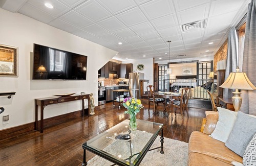 Hendersonville Apartamento | Unique Couple's Getaway in the Heart of Downtown