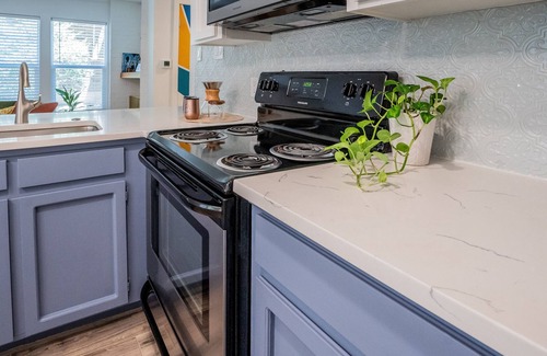 South Manchaca Condominio | Unique, cozy Southside condo with sparkling pool