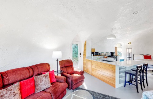Thurston Apartamento | Unique, Dog-Friendly, Riverfront Cottage w/ Free WiFi, Views, & Hot Tub