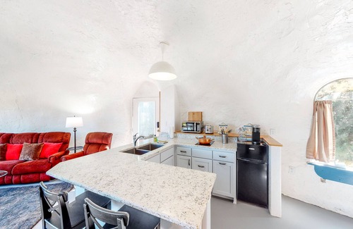 Thurston Apartamento | Unique, Dog-Friendly, Riverfront Cottage w/ Free WiFi, Views, & Hot Tub