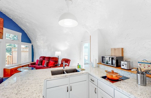 Thurston Apartamento | Unique, Dog-Friendly, Riverfront Cottage w/ Free WiFi, Views, & Hot Tub