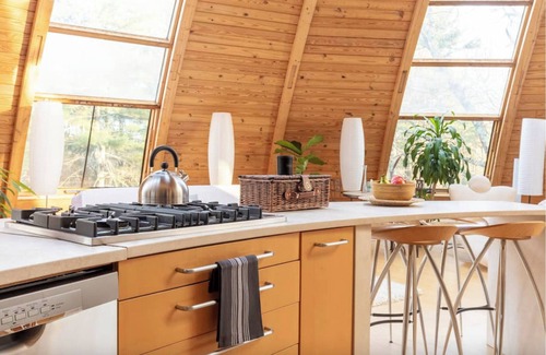 New Paltz Casa | Unique Dome House with Hot Tub & Piano on 28 Acres