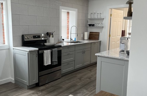 Luray Apartamento | Unique downtown stay in historical building just minutes to Luray Caverns
