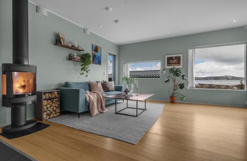 Tromsdalen Casa | Unique Family House Near the Arctic Cathedral
