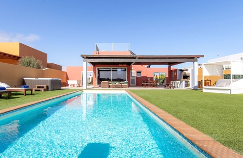 Costa de Antigua Villa | Villa familiar única. Jacuzzi, increíbles vistas, piscina climatizada , A/C