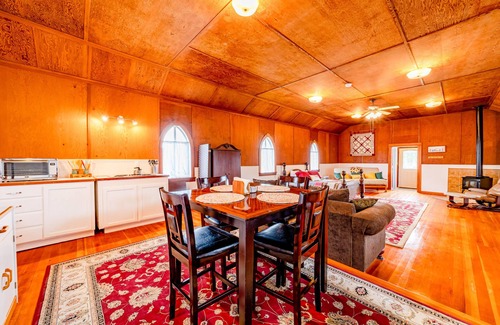 Orick Casa | Unique farm cabin with WiFi, private washer/dryer, & kitchenette