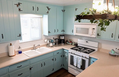 Big Bear Cabaña | Unique Fresh Blue Bee Cottage 15 Min From Slopes, Village, Lake