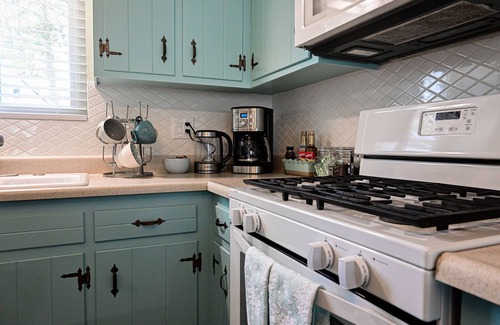 Big Bear Cabaña | Unique Fresh Blue Bee Cottage 15 Min From Slopes, Village, Lake
