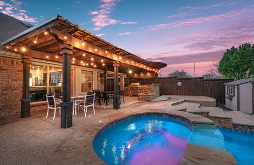 Lewisville Casa | Unique heated pool & spa outdoor kitchen, game room near DFW sleeps 10-12