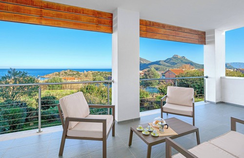 Golfo Aranci Apartamento | Apartamento vacacional único "Villa Marconi 8" con vistas al mar y amplia terraza soleada