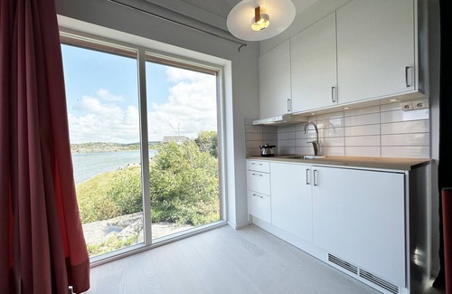 Karna Casa | Unique holiday home 10 meters from the water, Lilla Fjellsholmen | SE09040
