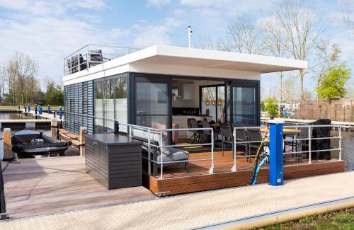 Offingawier Alquiler De Eote | Unique Houseboat on and around the Sneekermeer