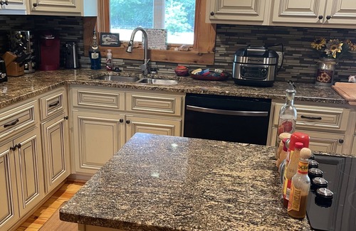 Townville Cabina | Unique lakefront 3 BR cabin directly on Lake Hartwell! 20 min drive to Clemson!