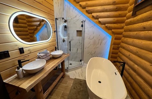 Henryville Cabina | Unique Large 7 BR Log house with pool
