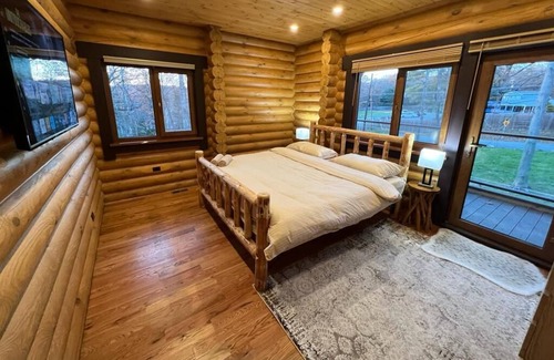Henryville Cabina | Unique Large 7 BR Log house with pool