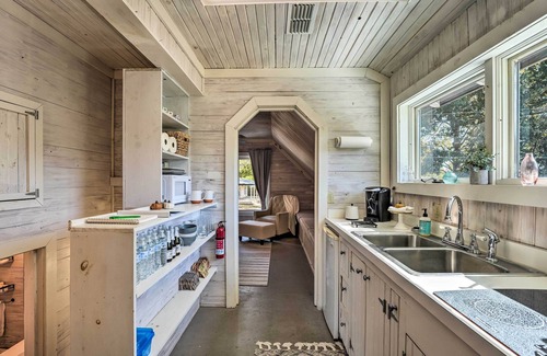 Fruitvale Cabina | Unique Loft Cabin: Fire Pit & Fishing Access!