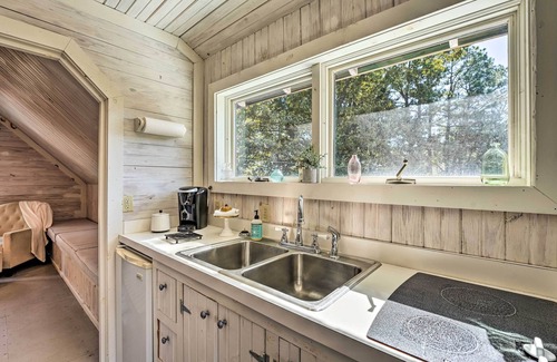 Fruitvale Cabina | Unique Loft Cabin: Fire Pit & Fishing Access!