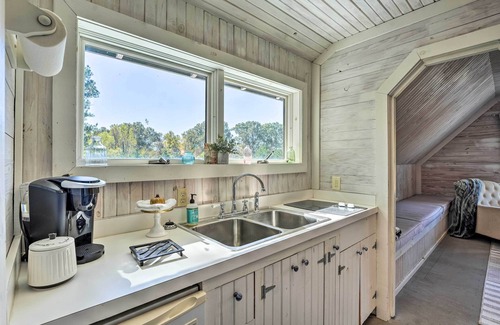 Fruitvale Cabina | Unique Loft Cabin: Fire Pit & Fishing Access!