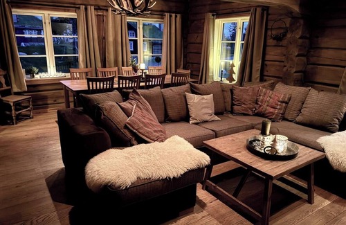 B Cabina | Unique log cabin on Lifjell with sauna, 4 bedrooms, 2 living rooms and 2.5 bathrooms